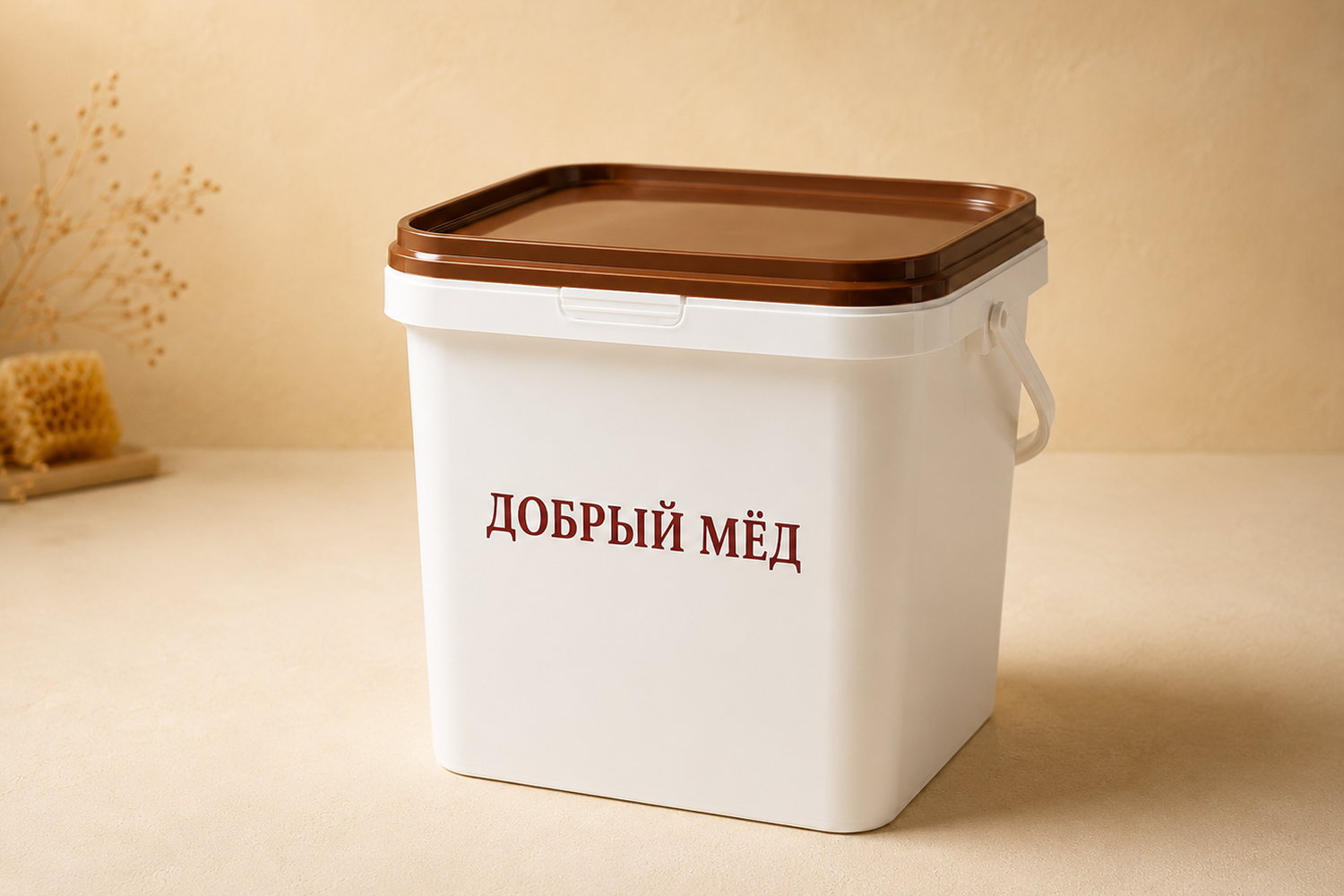 Белый куботейнер 32 кг с коричневой крышкой и надписью «ДОБРЫЙ МЁД»