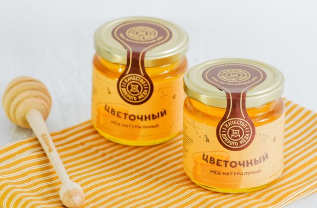 Две закрытые банки цветочного мёда ДОБРЫЙ МЁД и деревянная ложка для мёда
