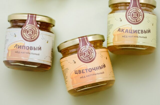 Три банки мёда разных сортов: липовый, цветочный и акациевый