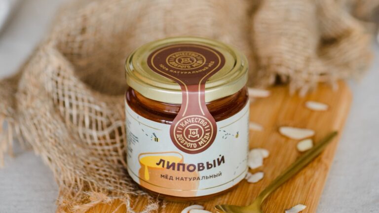 Сколько весит литр мёда: сколько килограммов в литровой и трёхлитровой банке