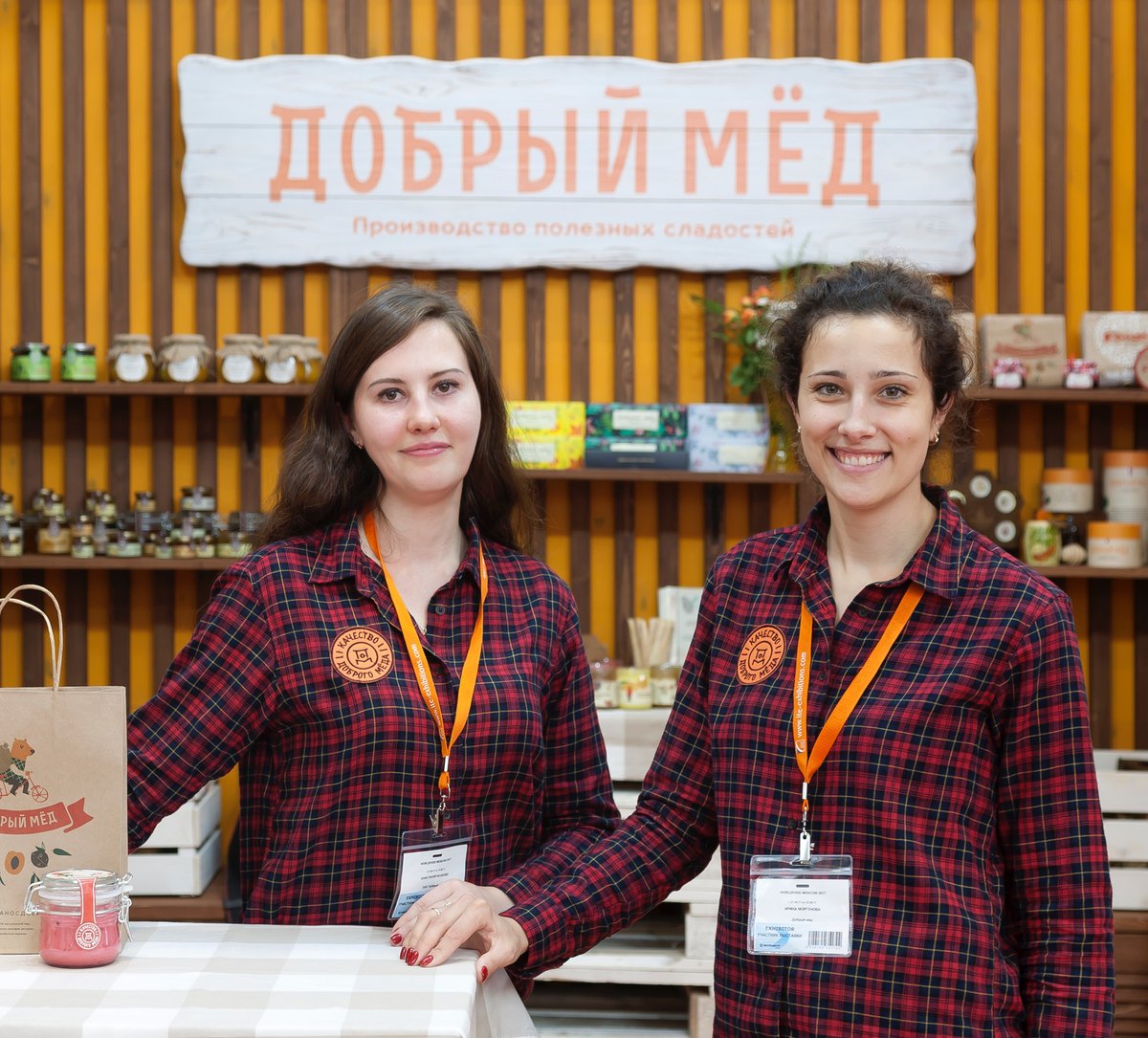 Генеральный директор ООО «ДОБРЫЙ МЁД» Ирина Моргунова (справа) с сотрудницей на выставочном стенде компании